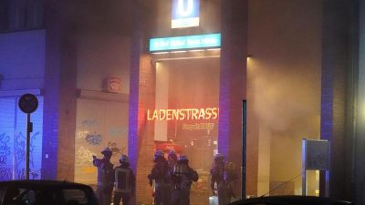 U-Bahnhof im Vollbrand: Feuerwehr-Großeinsatz in Zehlendorf