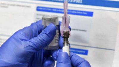 NRW plant 53 Impfzentren – Laschet besucht künftiges Zentrum in Düsseldorf