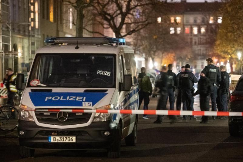 Corona-Einsatz eskaliert: Wütender Mob wirft Steine und Flaschen auf Polizisten – 78 Festnahmen