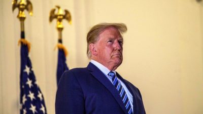 Trump unterschreibt Memo, um Antifa-Mitgliedern die Einreise in die USA zu verweigern
