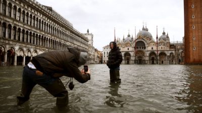 Hochwasser in Venedig dringt in Markusdom ein