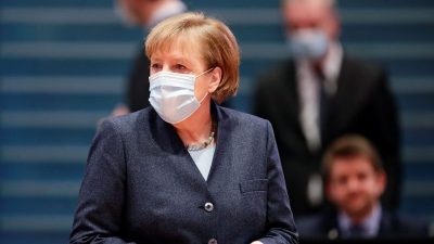 Bundeskanzlerin Angela Merkel steht Rede und Antwort