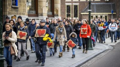Niederlande: Proteste – Weitere Mutation entdeckt – Keine Landungen für Flüge aus Großbritannien