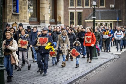 Niederlande: Proteste – Weitere Mutation entdeckt – Keine Landungen für Flüge aus Großbritannien