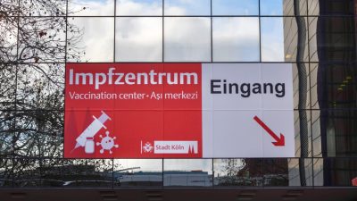NRW: Unbekannte beschmieren Hinweisschilder für Impfzentrum mit Hakenkreuzen