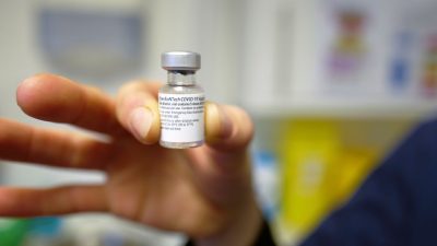 Biontech-Ampullen: Sechs Impfdosen dürfen entnommen werden