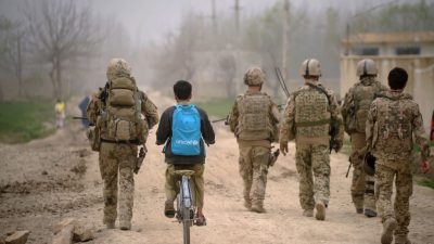 Verteidigungsministerin: Zusätzliche Schutzmaßnahmen für deutsche Soldaten in Afghanistan