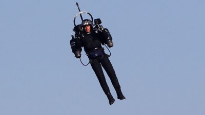 Unbekannte Technik: „Iron Man“ mit Jetpack in 1.000 Meter Höhe über LAX gefilmt