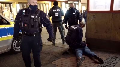 Eskalation in Düsseldorf: Jugendliche attackieren Polizeiwagen – Ordnungsamt stoppt Tanzen im Park