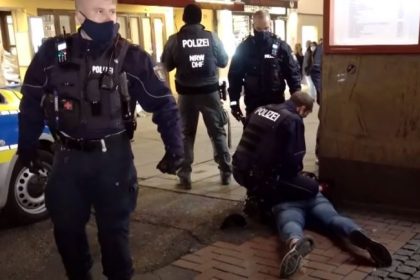 Eskalation in Düsseldorf: Jugendliche attackieren Polizeiwagen – Ordnungsamt stoppt Tanzen im Park