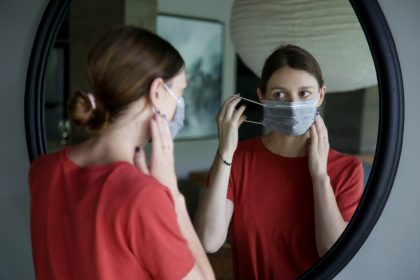 Neue WHO-Empfehlung: Maske kann auch zu Hause sinnvoll sein
