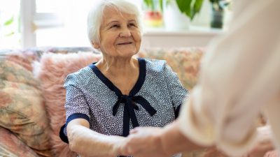NRW untersagt Corona-Testverweigerern Zugang zu Alten- und Pflegeheimen