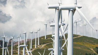 Sieben neue Windräder täglich? Strom und Gas werden stetig teurer