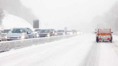 Zahlreiche Verkehrsunfälle wegen Glätte und Schnees auf deutschen Straßen