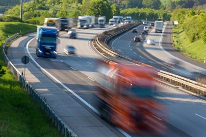 Betrunkener Fahrer parkt LKW auf Autobahn 5 in Hessen