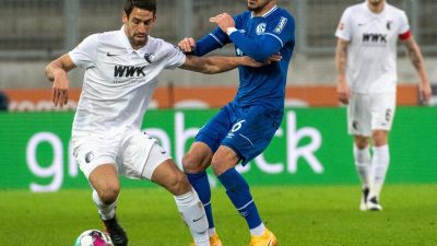 Schalke gibt Sieg in Augsburg in der Nachspielzeit weg