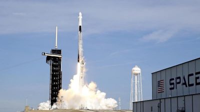SpaceX will gegen Jahresende erstmals Touristen ins All schicken