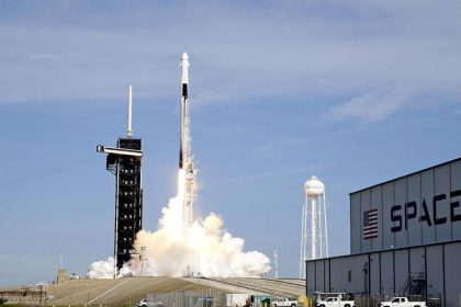 SpaceX will gegen Jahresende erstmals Touristen ins All schicken