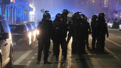 Linksextremismus: Angriffe auf Polizei und schwerer Vandalismus nach Hausräumung in Leipzig