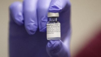 350.000 Biontech-Impfdosen in Spanien eingetroffen – EU bestellt 100 Millionen weitere