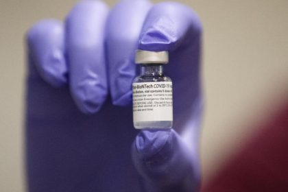 350.000 Biontech-Impfdosen in Spanien eingetroffen – EU bestellt 100 Millionen weitere