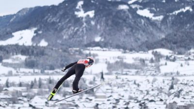Skispringer Geiger beim Auftakt in Oberstdorf auf Siegkurs