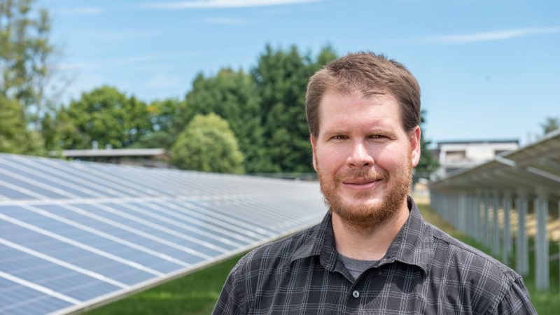 Professor Chad Higgins auf einer Agrivoltaik-Versuchsfläche.