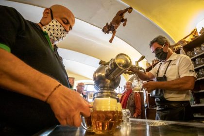 Tschechische Kneipen aus Protest gegen Corona-Beschränkungen geöffnet