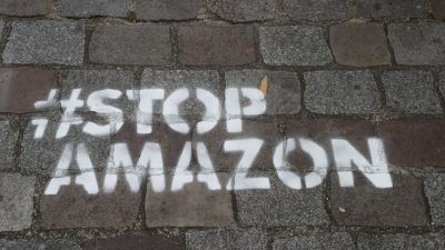 Hunderte Menschen protestieren in Frankreich gegen Expansionspläne von Amazon
