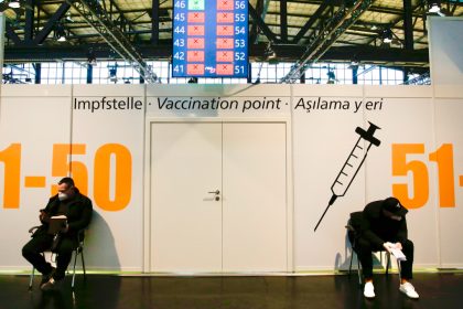 Zu wenig Impfstoff: Klingbeil und Kühnert üben Kritik an Impfstrategie