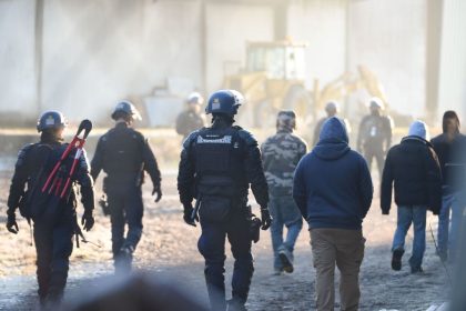 Räumung von Silvester-Techno-Party mit 2.500 Menschen in Frankreich eskaliert