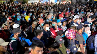 Tausende Honduraner durchbrechen Polizeisperre an Grenze zu Guatemala
