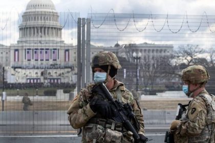 Die Welt schaut zu, während Amerikas Elite einen Kampf gegen das eigene Volk führt