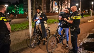 Nächtliche Ausgangssperre in den Niederlanden in Kraft getreten