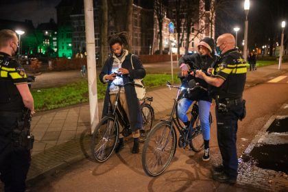 Nächtliche Ausgangssperre in den Niederlanden in Kraft getreten
