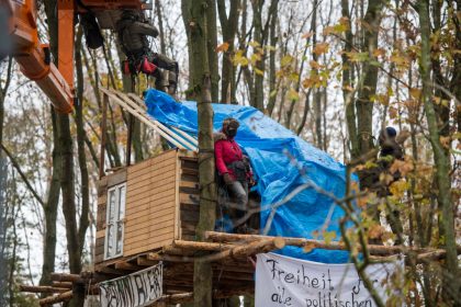 Mann bei Brand von Baumhaus in Hambacher Forst schwer verletzt