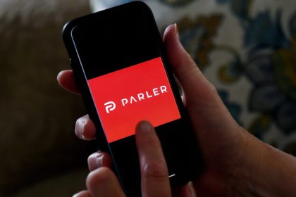 Parler hat offenbar neuen Host gefunden – Geschäftsführer schickt Botschaft an die Nutzer