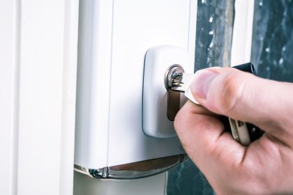 Raubüberfall auf Wohnung von Seniorin – Zeugen gesucht