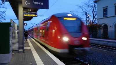 NRW: Polizisten und Reisende retten in Gleis gestürztes Kleinkind vor Zug