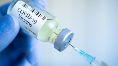 Schädigen die Corona-Impfungen mehr Menschen, als sie Leben retten?