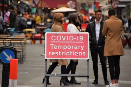 Britische Regierung droht mit hohen Geldstrafen für illegale Partys