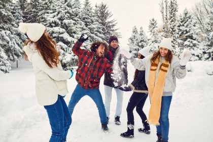 Hunderte junge Menschen treffen sich zur Schneeballschlacht trotz strengem Lockdown