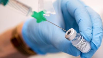 Zwei Krankenhäuser stoppen Impfungen mit Astrazeneca wegen Nebenwirkungen