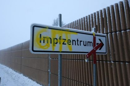 Unbekannte stehlen Hinweisschilder an Corona-Impfzentrum in Trier