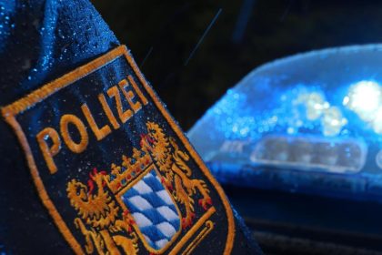 Bayerische Polizei findet 14 illegale Migranten in Lastwagen