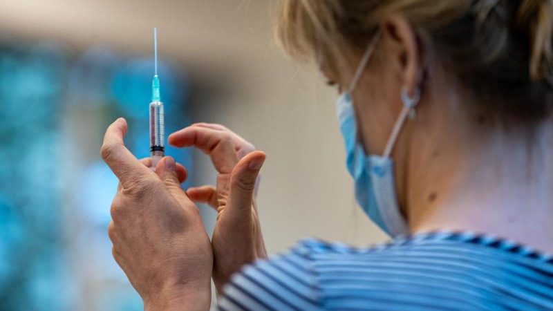 Drei Todesfälle nach Corona-Impfung – Kölner Staatsanwaltschaft ordnet Obduktion an