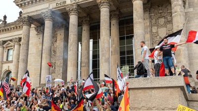 Innenminister: Erlass gegen Reichskriegsflaggen steht