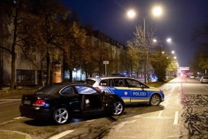 Verfolgungsjagd auf dem Kurfürstendamm – mehrere Verletzte nach Kollision mit Polizeiauto