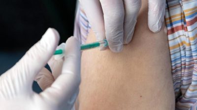 1,5 bis 18 von 1.000 Geimpften zeigen ‚unerwünschte Reaktionen‘ auf Corona-Impfstoff