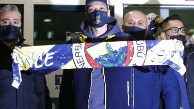 Mit Fenerbahce-Schal am Flughafen: Özil in Istanbul gelandet